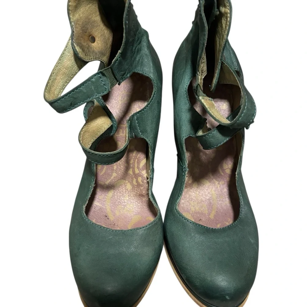 Dkode Stylish Green Leather Heels - Picture 2 of 5